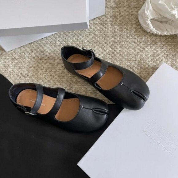 Margiela Tabi Shoes – Black Split-Toe Style - Picture 1 of 5